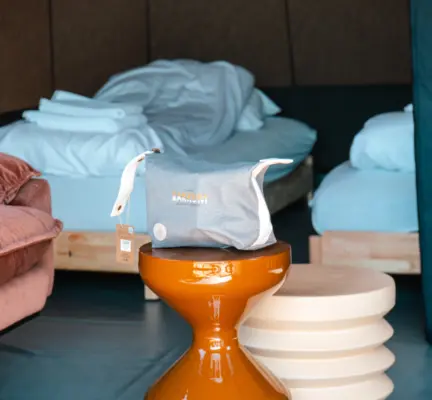 de dune tent deluxe is volledig ingericht met vier bedden een bank en tafeltje en accessoires