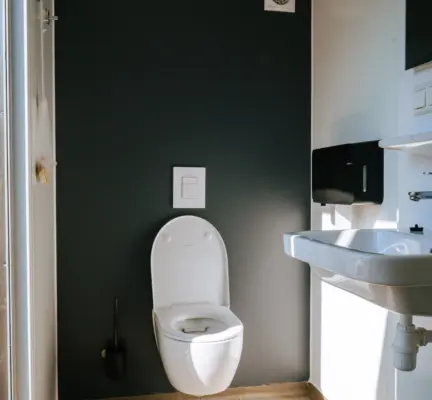 naast de dune tent deluxe zit een prive sanitair met wc toilet en douche wastafel