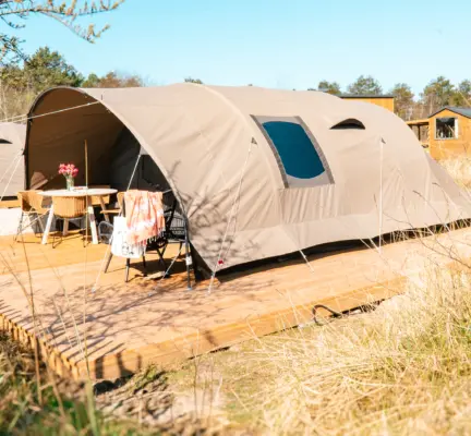 het terras van de dune tent deluxe is ruim en heeft een tafel en stoelen om te relaxen