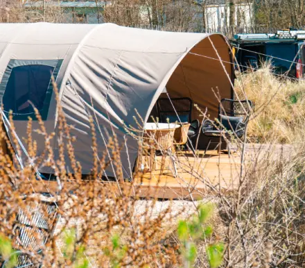 dune tent deluxe is geschikt voor vier personen en is glamping in een tent met terras