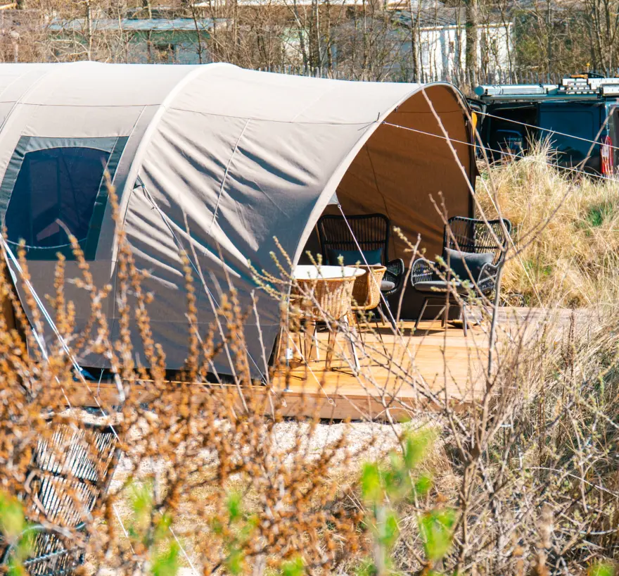dune tent deluxe is geschikt voor vier personen en is glamping in een tent met terras
