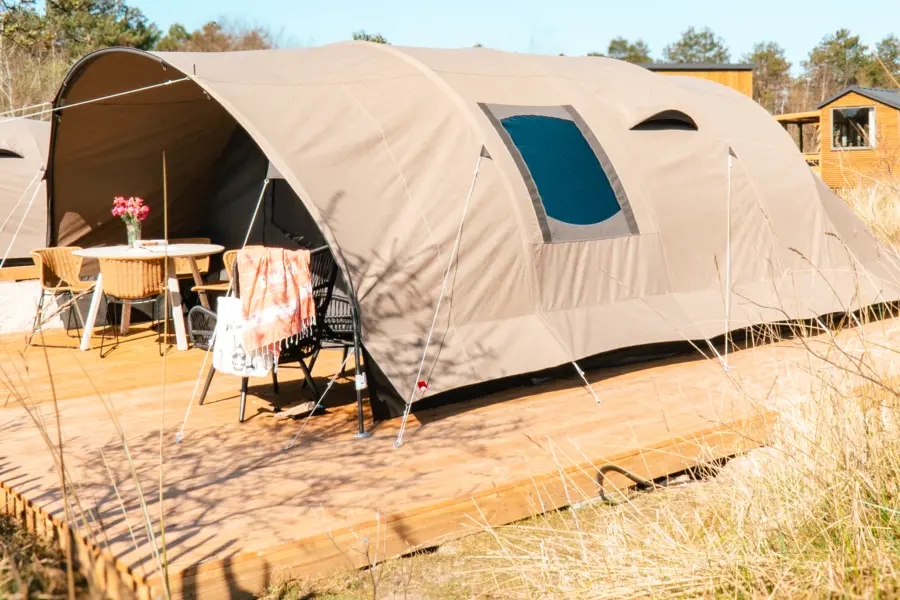 het terras van de dune tent deluxe is ruim en heeft een tafel en stoelen om te relaxen