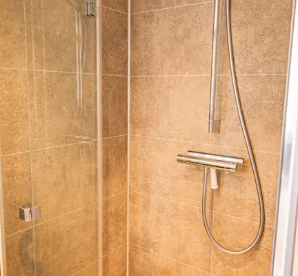 de douche in een tiny timber is ruim en comfortabel