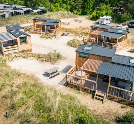 overzicht van vier tiny timbers in de duinen tiny houses op camping bakkum