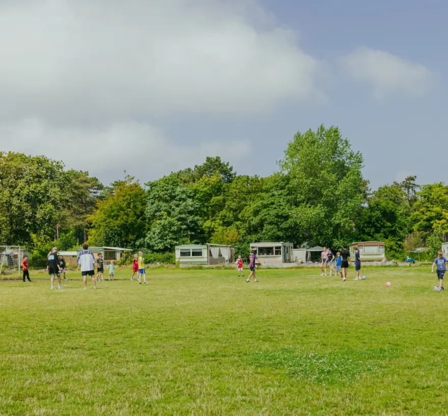 Voetballen op het sportveld