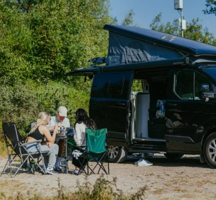 Kampeerbusje Watersportplaatsen liggend