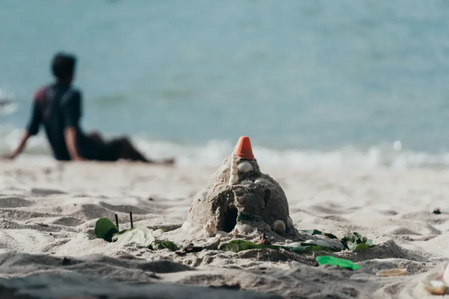 Strand zandkadsteel bouwen met gevonden dingen