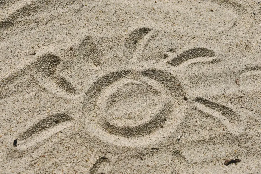 Tekenen in het zand op het strand