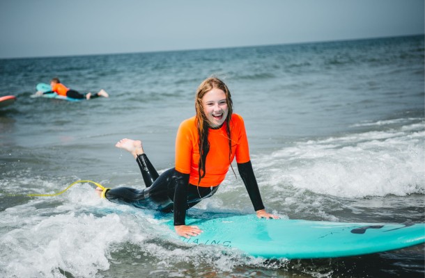 DJUS Quiksilver surfschool strand surflessen