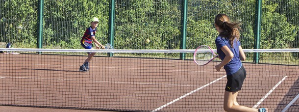 Tennissen op de tennisbaan