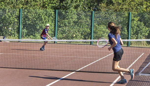 Tennissen op de tennisbaan