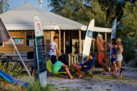Kampeerbungalow op de watersportplaatsen met de Quiksilver surfschool van De Jongens uit Schoorl DJUS